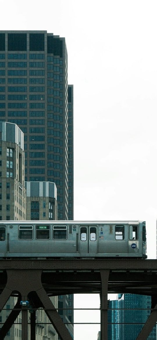 离线地图下载管理界面，列表中列出若干城市名称及其对应的文件体积与下载状态，右侧显示已占用存储空间进度条